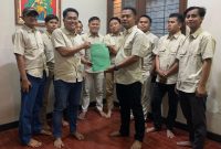 Pimpinan Sidang Kongres Ke-4, Mulyadi menyerahkan berkas penetapan Ketua JCP periode 2025-2027 kepada Ketua Terpilih.