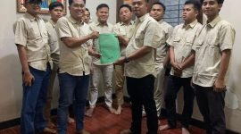 Pimpinan Sidang Kongres Ke-4, Mulyadi menyerahkan berkas penetapan Ketua JCP periode 2025-2027 kepada Ketua Terpilih.