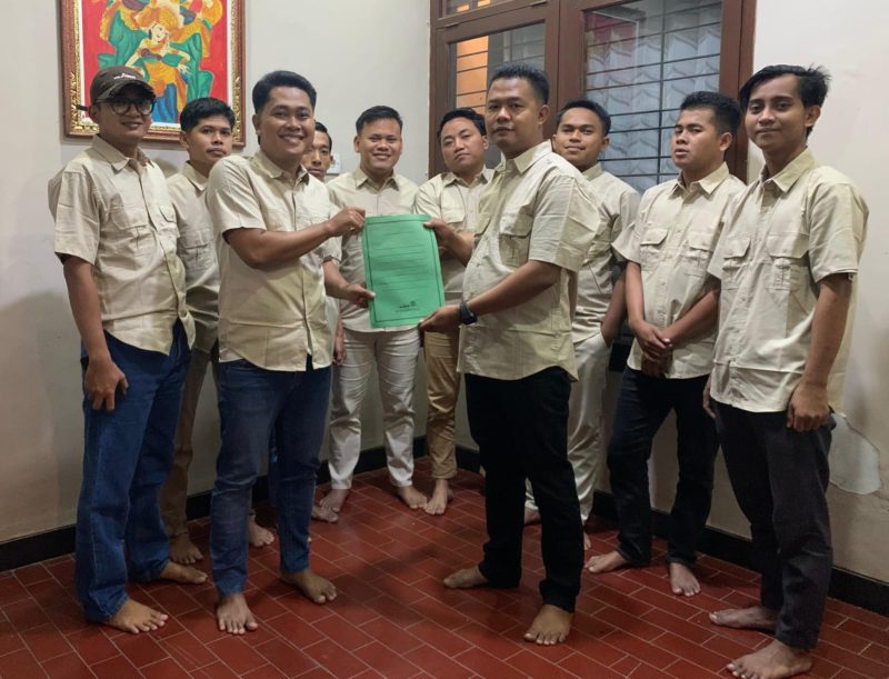 Pimpinan Sidang Kongres Ke-4, Mulyadi menyerahkan berkas penetapan Ketua JCP periode 2025-2027 kepada Ketua Terpilih.
