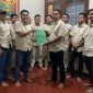 Pimpinan Sidang Kongres Ke-4, Mulyadi menyerahkan berkas penetapan Ketua JCP periode 2025-2027 kepada Ketua Terpilih.