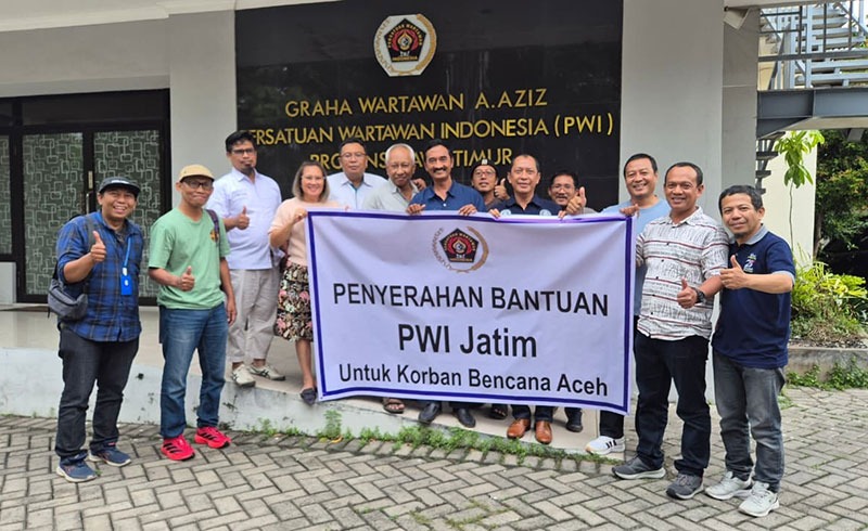 Foto bersama Pengurus PWI Jawa Timur.