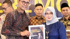 Kepala MTsN 3 Pamekasan, Agus Budi Hariyanto, saat menerima penghargaan Outstanding Achievement Award 2025 dalam kategori Inspiring and Visionary Leader in Improvement Sustainable Education.