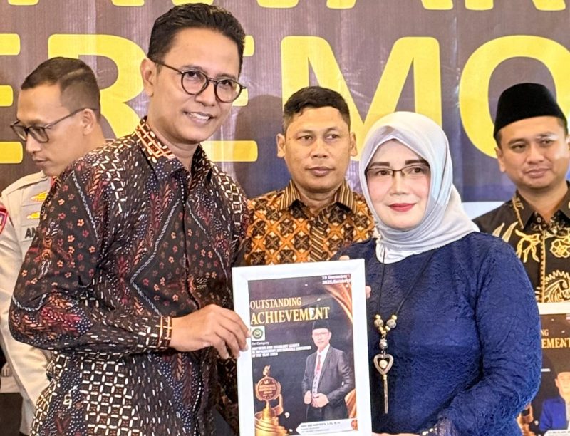 Kepala MTsN 3 Pamekasan, Agus Budi Hariyanto, saat menerima penghargaan Outstanding Achievement Award 2025 dalam kategori Inspiring and Visionary Leader in Improvement Sustainable Education.
