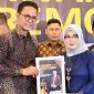 Kepala MTsN 3 Pamekasan, Agus Budi Hariyanto, saat menerima penghargaan Outstanding Achievement Award 2025 dalam kategori Inspiring and Visionary Leader in Improvement Sustainable Education.