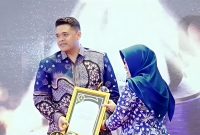 Andi Ali Syahbana, saat menerima penghargaan Madura Award 2025.
