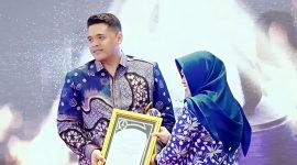 Andi Ali Syahbana, saat menerima penghargaan Madura Award 2025.