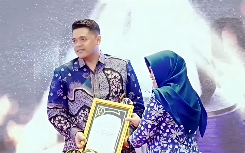 Andi Ali Syahbana, saat menerima penghargaan Madura Award 2025.