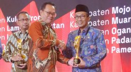 Bupati Pamekasan, KH Kholilurrahman saat menerima penghargaan pada ajang Innovative Government Award (IGA) 2025.