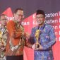 Bupati Pamekasan, KH Kholilurrahman saat menerima penghargaan pada ajang Innovative Government Award (IGA) 2025.
