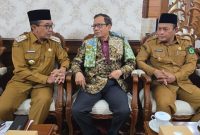 Bupati Pamekasan, KH Kholilurrahman dan Wabup, Sukriyanto bersama Mahfud MD.