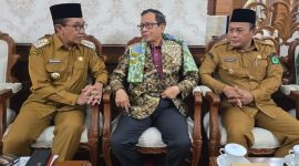 Bupati Pamekasan, KH Kholilurrahman dan Wabup, Sukriyanto bersama Mahfud MD.