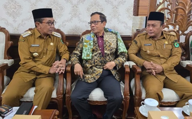 Bupati Pamekasan, KH Kholilurrahman dan Wabup, Sukriyanto bersama Mahfud MD.