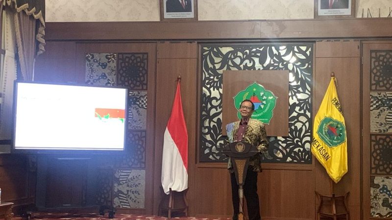 Mahfud MD saat menyampaikan orasi kebangsaan dan penegakan hukum di Pendopo.