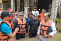 Bupati Pamekasan, KH Kholilurrahman bersama Wabup Pamekasan, Sukriyanto dan jajarannya, saat memantau banjir di wilayah kota tahun 2025 lalu.