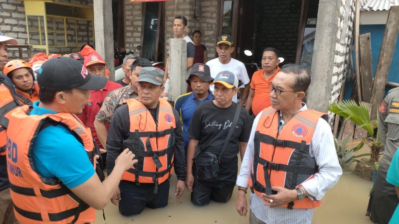 Bupati Pamekasan, KH Kholilurrahman bersama Wabup Pamekasan, Sukriyanto dan jajarannya, saat memantau banjir di wilayah kota tahun 2025 lalu.