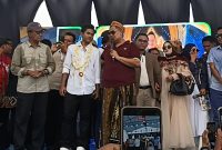 Haji Her saat menyambut Valen DA7 di Konser Perdana di Pamekasan.