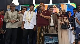 Haji Her saat menyambut Valen DA7 di Konser Perdana di Pamekasan.