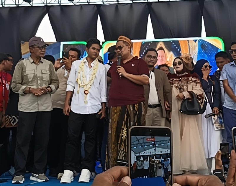 Haji Her saat menyambut Valen DA7 di Konser Perdana di Pamekasan.