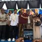 Haji Her saat menyambut Valen DA7 di Konser Perdana di Pamekasan.