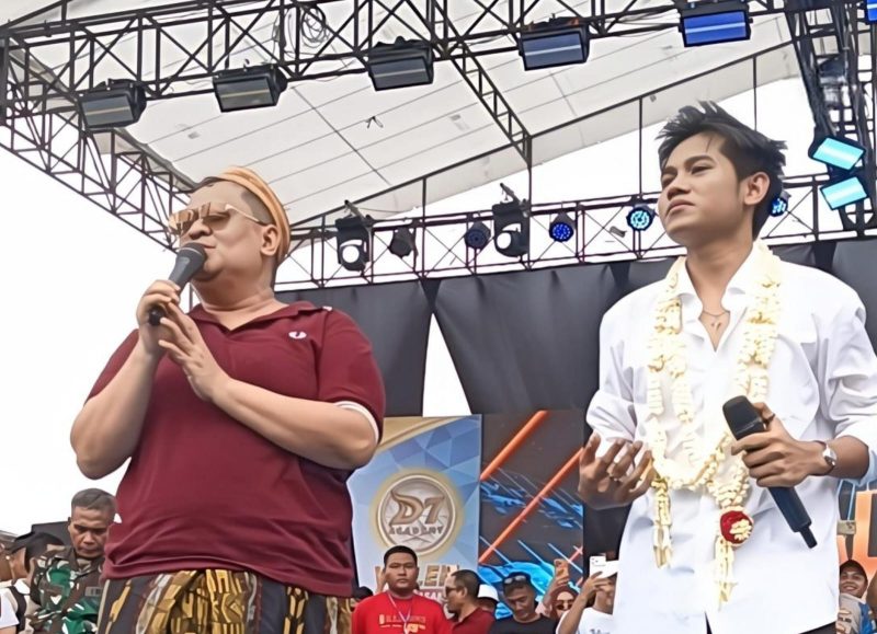 Haji Her Duet dengan Valen DA7 di acara penyambutan sekaligus Konser Perdana di Pamekasan.