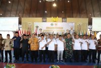 Pengurus KONI Pamekasan foto bersama Bupati dan Wakil Bupati Pamekasan beserta jajaran usai pelantikan.