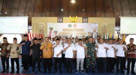 Pengurus KONI Pamekasan foto bersama Bupati dan Wakil Bupati Pamekasan beserta jajaran usai pelantikan.