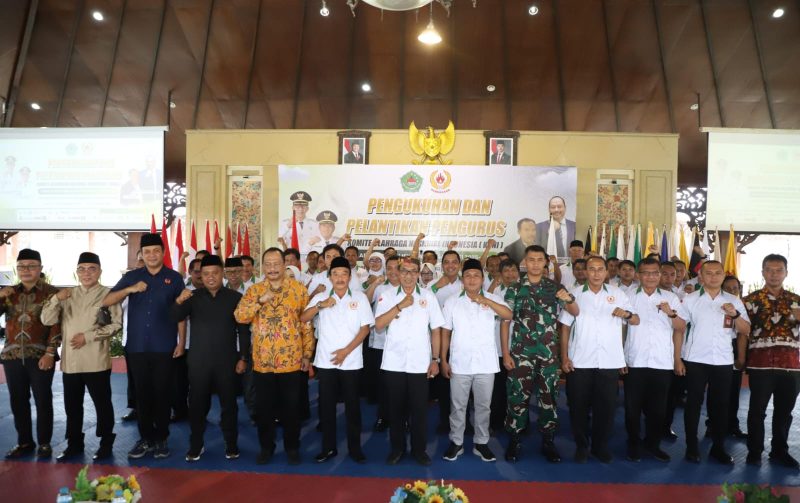 Pengurus KONI Pamekasan foto bersama Bupati dan Wakil Bupati Pamekasan beserta jajaran usai pelantikan.