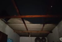 Atap rumah warga yang diterjang angin kencang.
