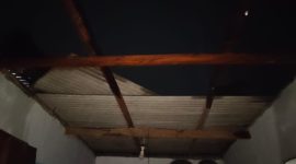 Atap rumah warga yang diterjang angin kencang.