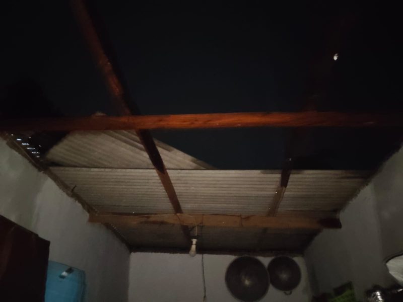 Atap rumah warga yang diterjang angin kencang.