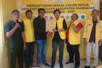 Imam Syafii Yahya saat menyerahkan berkas pencalonan Ketua DPD Partai Golkar.