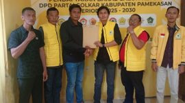 Imam Syafii Yahya saat menyerahkan berkas pencalonan Ketua DPD Partai Golkar.