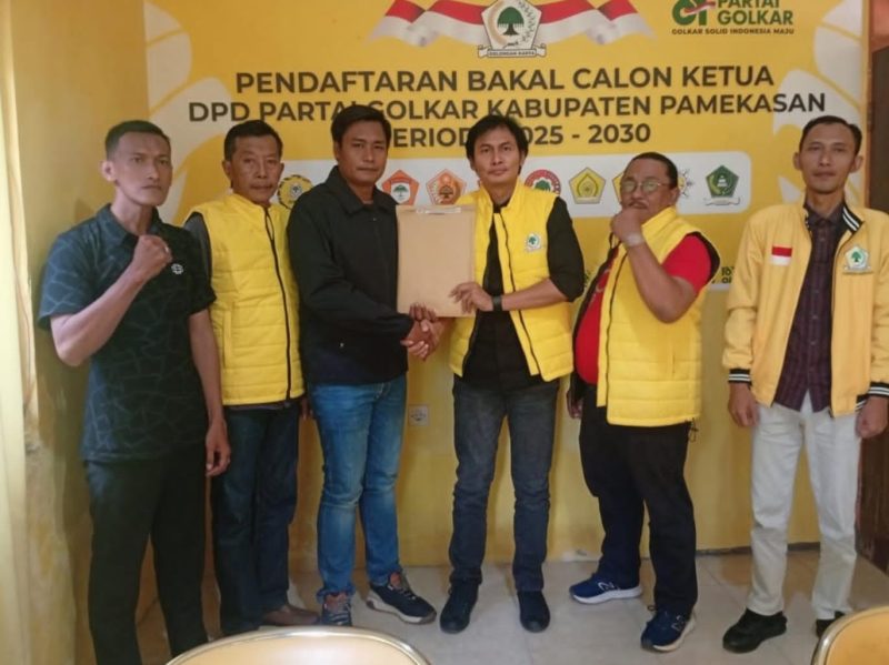 Imam Syafii Yahya saat menyerahkan berkas pencalonan Ketua DPD Partai Golkar.