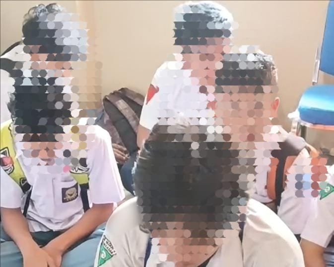 Siswa yang terjaring razia tengah dilakukan pembinaan oleh Satpol-PP dan Damkar Pamekasan.
