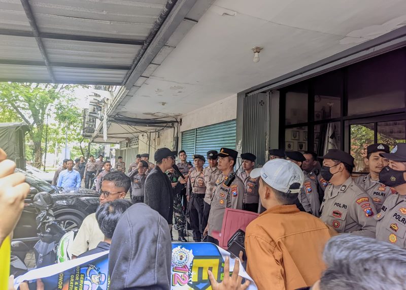 Suporter Persepam aksi di Kantor PSSI Jatim.
