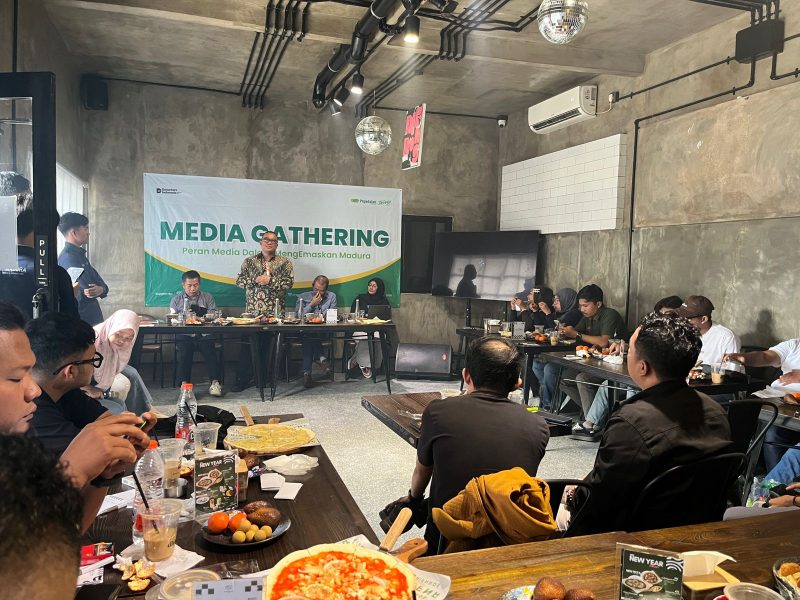 Deputi Bisnis PT Pegadaian Syariah Area Madura Anwar Hidayat, saat memberikan sambutan di acara media gathering.
