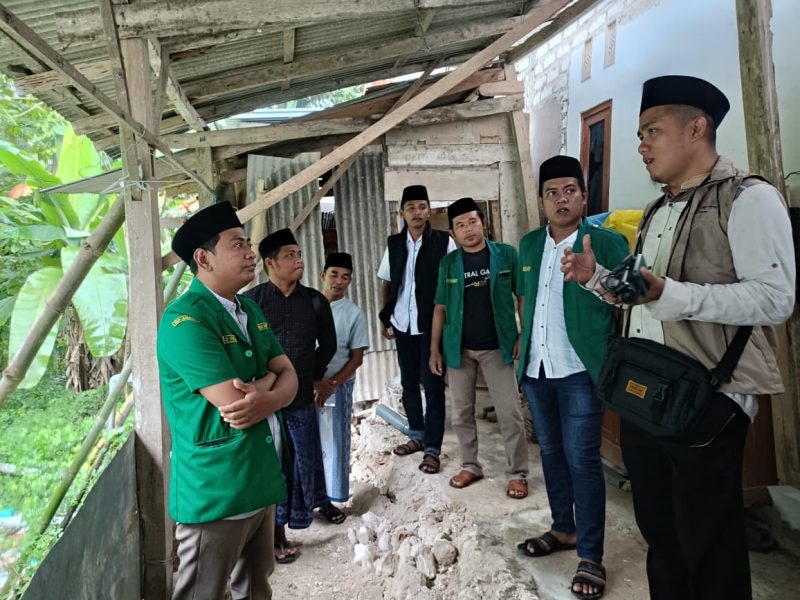 Ansor dan tim Risma Catering Mekkah meninjau langsung lokasi longsor.