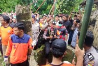 Proses evakuasi korban di dalam sumur.