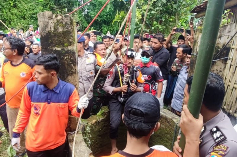 Proses evakuasi korban di dalam sumur.