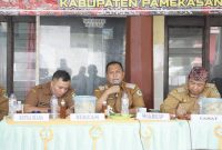Wabup Pamekasan, Sukriyanto, saat memimpin rapat bersama Kades dan Lurah se-Kecamatan Pamekasan.
