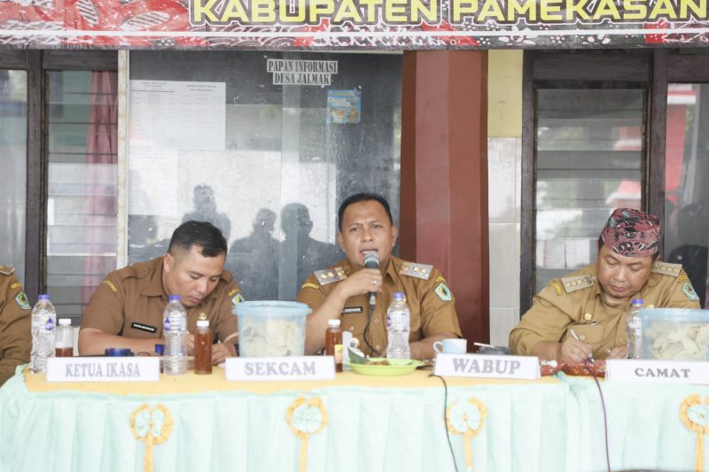 Wabup Pamekasan, Sukriyanto, saat memimpin rapat bersama Kades dan Lurah se-Kecamatan Pamekasan.