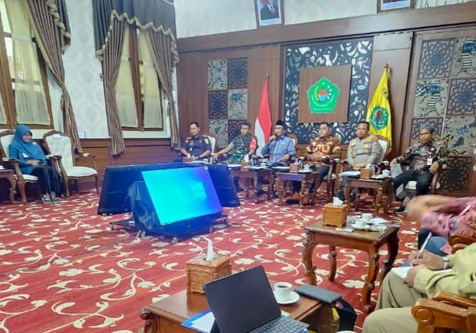 Bupati Pamekasan, KH Kholilurrahman, saat memimpin rapat bersama pengusaha rokok.