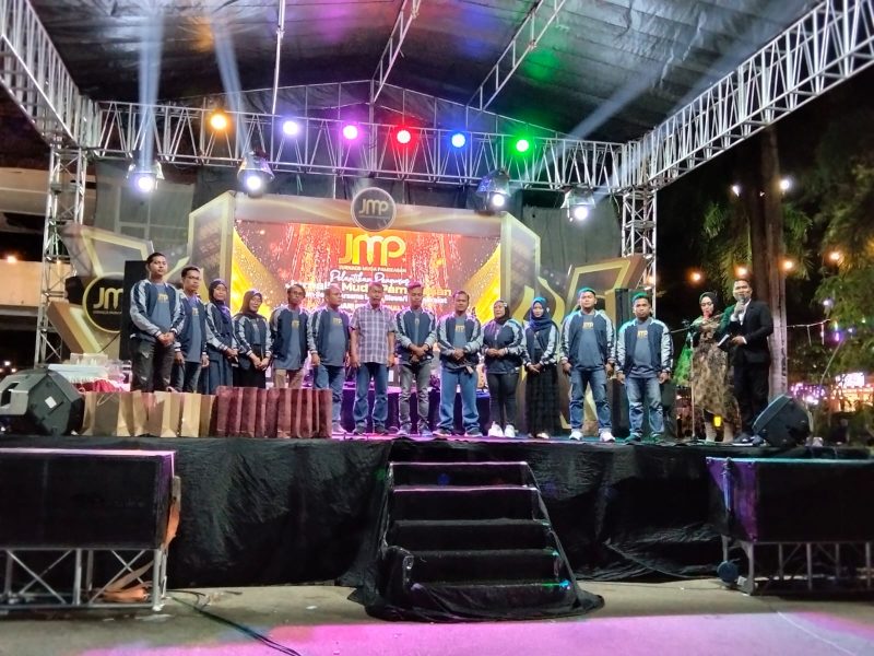 Sesi foto bersama Pengurus JMP usai dilantik.