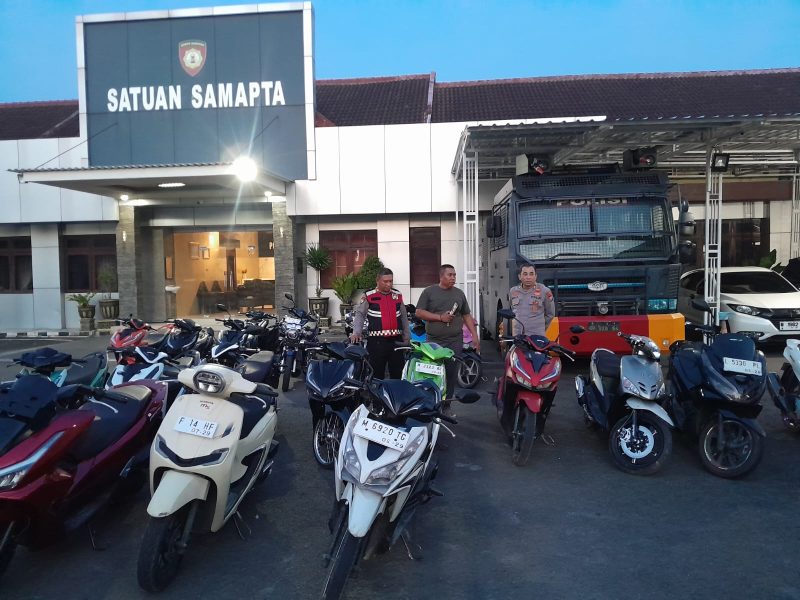 Puluhan motor tengah terparkir di depan Polres Pamekasan.