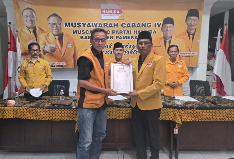Serah terima SK Ketua DPC Hanura Pamekasan.