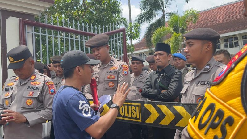 Massa aksi saat ditemui Anggota Banggar DPRD Pamekasan, Moh. Faridi.