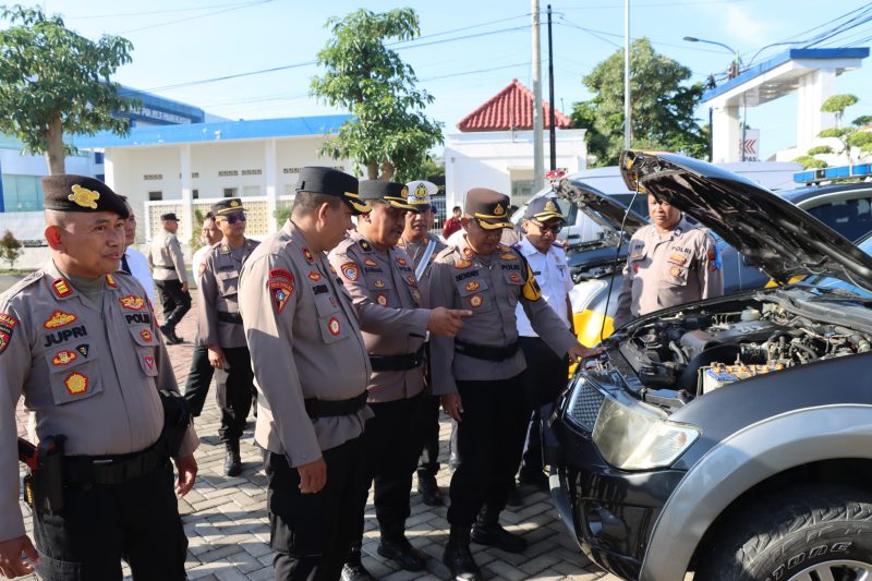 Jajaran Polres Pamekasan saat mengecek kondisi kendaraan operasi