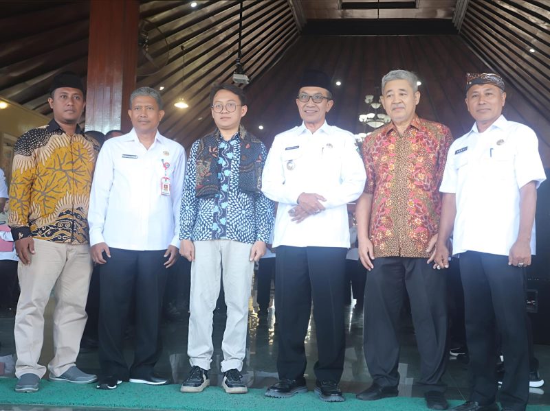 Foto bersama Bupati Pamekasan, KH Kholilurrahman didampingi jajarannya bersama Hadiatullah, putra daerah yang baru meraih predikat wisudawan terbaik program doktor di Tianjin University (TJU), Tiongkok.