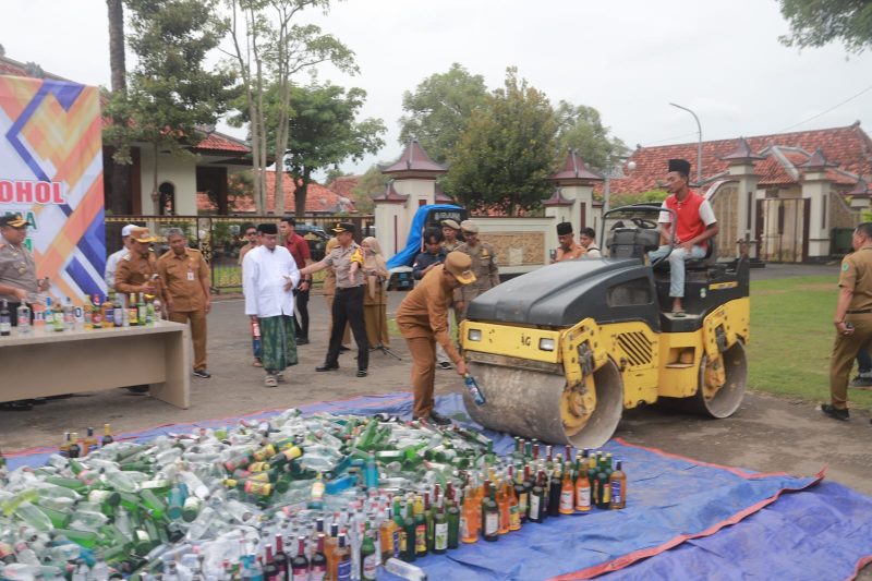Bupati Pamekasan, KH Kholilurrahman, secara simbolis menghancurkan botol miras.
