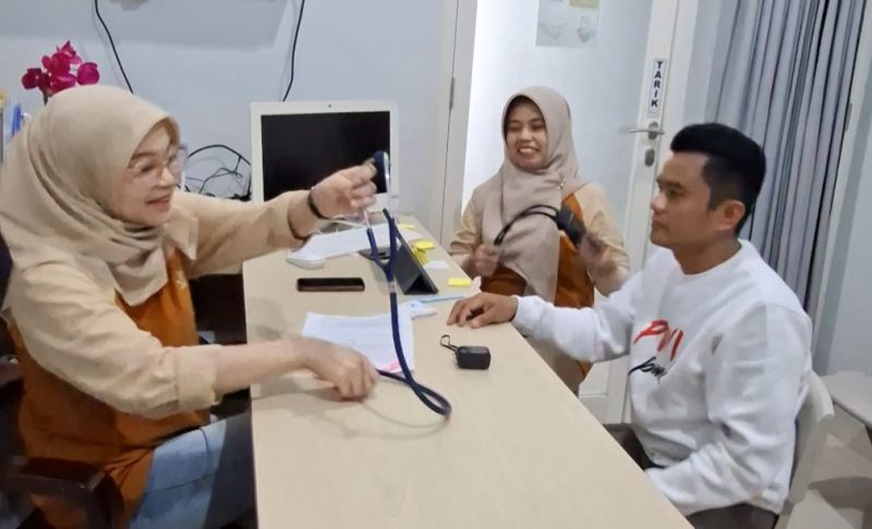 Sekretaris PWI Pamekasan, Marzuki, tengah menjalankan periksa jantung.